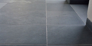 Насыщенная черная плитка для коридора, холла из камня RKS SLATE Сланец Brazil Black Natural не скользит (8)