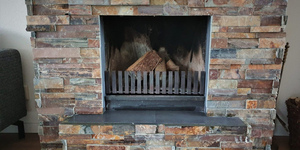 Камин облицованный 3D мозаикой из камня RKS SLATE Сланец Rusty Slate Rockface фото (1)