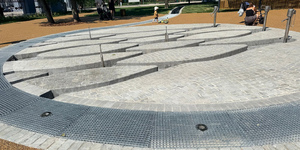 Брусчатка Песчаник Belgian Grey и Гранит Камбулатовскийфранцуженка, пиленая, плитка Камбулатовское Полиров (фотоотзыв) Фонтан Белгород (1)