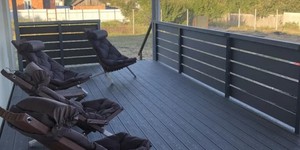 Террасная доска из ДПК Bamberg пустотелая 3D Natural, Walnut на террасе частного дома (2)