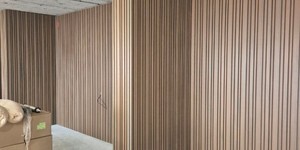 Реечная панель Different Lines, Australian Palisander, Co-Extrusion рейки разной ширины в интерьере на стенах фото (1)