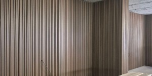 Реечная панель Different Lines, Australian Palisander, Co-Extrusion рейки разной ширины в интерьере на стенах фото (2)
