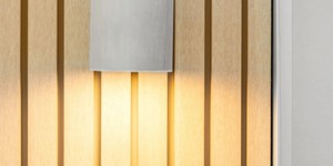 Реечная панель ДПК Turtle Shell, Middle Lines, Siberian Pine Co-Extrusion в интерьере рейка с подсветкой