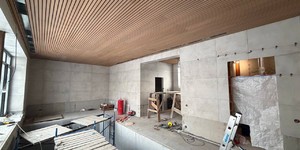 Реечная панель ДПК Turtle Shell, Middle Lines, Siberian Pine Co-Extrusion отделка потолка рейками в крытом бассейне (1)