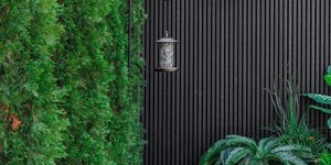 Реечная панель из ДПК для забора Turtle Shell, Middle Lines, Faroese Smokewood Co-Extrusion черные рейки фото глузого забора (10)