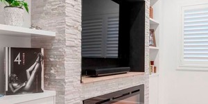 Отделка фасада камина из каменной 3D панели RKS SLATE Кварцит White Quartz Classic фото готового камина (11)
