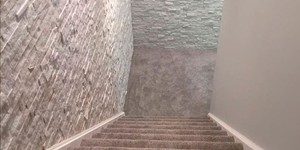 Отделка стены лестницы камнем 3D панели RKS SLATE Кварцит White Quartz Classic смотреть фото (6)