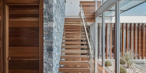 Стена из камня у лестницы на второй этаж фото 3D панели RKS SLATE Кварцит Nordic Blend Country