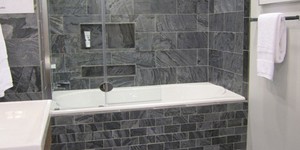 Натуральная плитка сланцевая в интерьере ванной комнаты фото RKS SLATE Сланец Silver Grey Natural