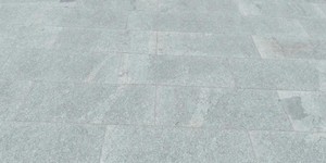 Гранитная плитка RKS SLATE Грей Пёрл (Grey Pearl), Термообработанная 600х300х30 (фотоотзыв, крыльцо) БГТУ Шухова Белгород (1)