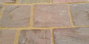 Настил во дворе из натуральной каменной плитки из песчаника RKS SLATE Belgian Multi фото объектов после монтажа (35)