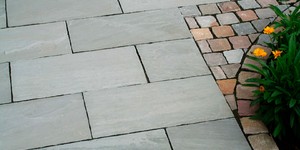 Настил во дворе из природного песчаника RKS SLATE Belgian Grey фото готовой укладки плитки (5)