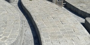 Плитка и брусчатка Камбулатовская в сочетании с Брусчаткой из Песчаника Belgian Grey от RKS SLATE фото Фонтана в Белгороде (1)