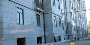 Фасад и цоколь из серой Гранитной плитки Grey Pearl от RKS SLATE купить с доставкой (2)