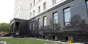 Фасад, цоколь, крыльцо и ступени из черной Гранитной плитки Black Pearl от RKS SLATE фото, купить с доставкой (3)